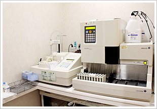 血糖測定器（左）・HbA1c測定機器（右）